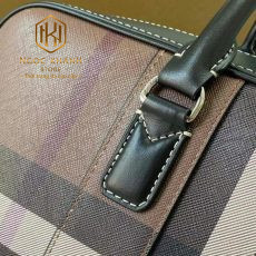 Tui xach nam Burberry mau nau hoa tiet ke soc trang 1