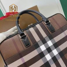 Tui xach nam Burberry mau nau hoa tiet ke soc trang 5