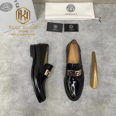 giay luoi versace nam mau den da bong hoa tiet khoa vang 6