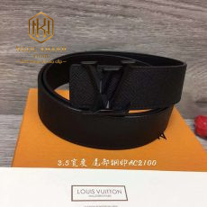 that lung louis vuitton nam da taiga mat khoa logo xuong den 10