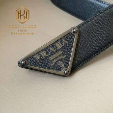 that lung prada nam mau den da taiga mat khoa logo tam giac 4