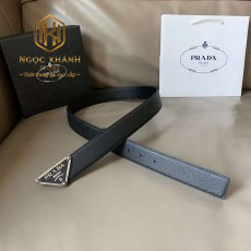 that lung prada nam mau den da taiga mat khoa logo tam giac 7