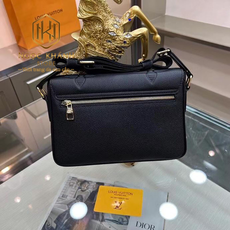 tui deo cheo louis vuitton mau den dap logo nap day khoa cai 2 1