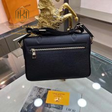 tui deo cheo louis vuitton mau den dap logo nap day khoa cai 2