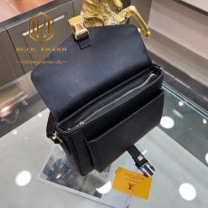 tui deo cheo louis vuitton mau den dap logo nap day khoa cai 4