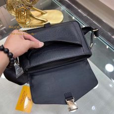 tui deo cheo louis vuitton mau den dap logo nap day khoa cai 6