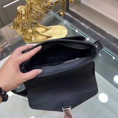 tui deo cheo louis vuitton mau den dap logo nap day khoa cai 7