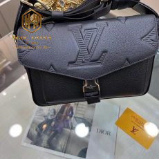 tui deo cheo louis vuitton mau den dap logo nap day khoa cai 9