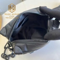 tui deo cheo louis vuitton mau den hoa tiet dap o vuong dang hop 1