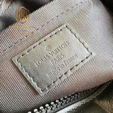 tui deo cheo louis vuitton mau den hoa tiet dap o vuong dang hop 2