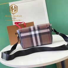 Tui deo cheo nam Burberry