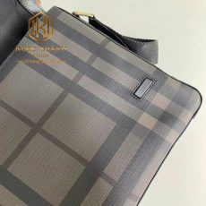 tui deo cheo nam burberry hoa tiet ke o mau nau nap day 7