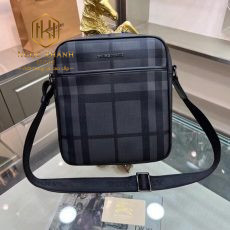 Tui deo cheo nam Burberry