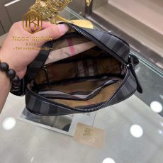 tui deo cheo nam burberry hoa tiet ke o mau xam logo noi 5