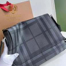 Tui deo cheo nam Burberry