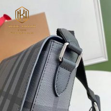 Tui deo cheo nam Burberry