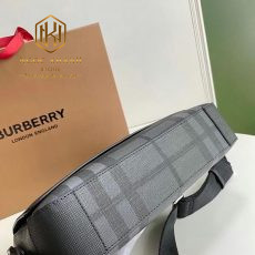 Tui deo cheo nam Burberry