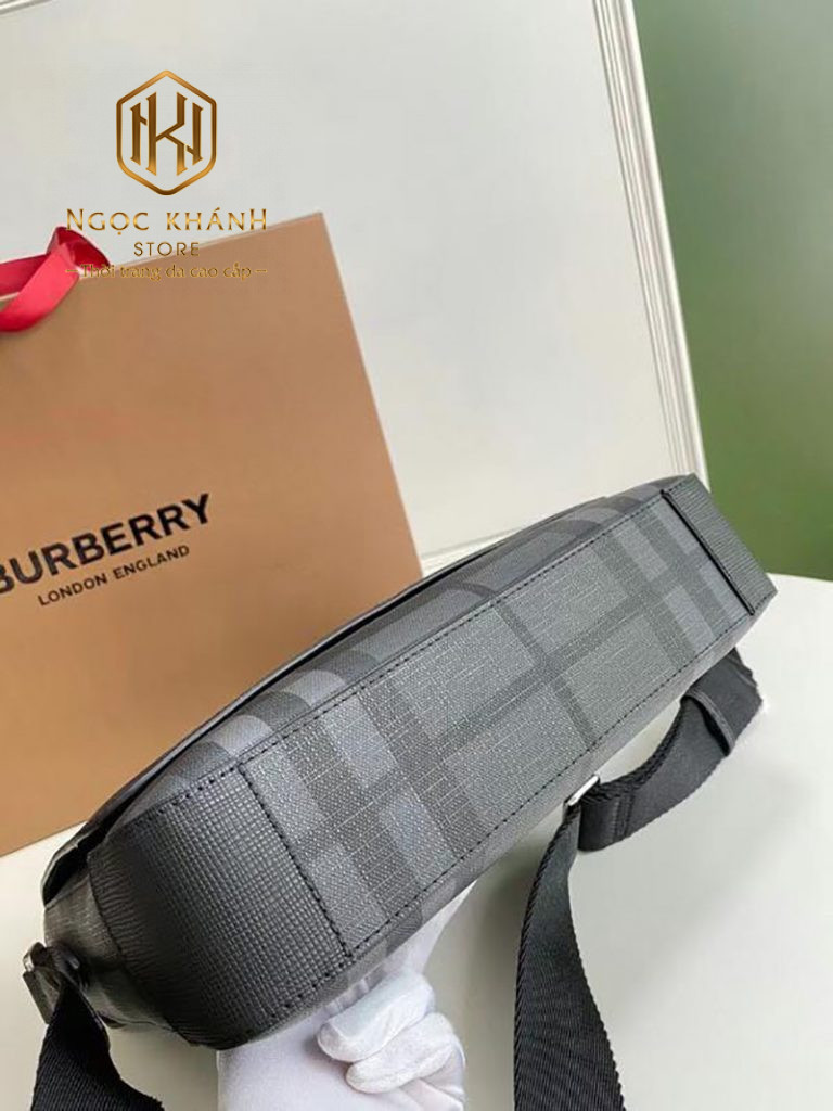 Tui deo cheo nam Burberry