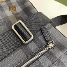 Tui deo cheo nam Burberry