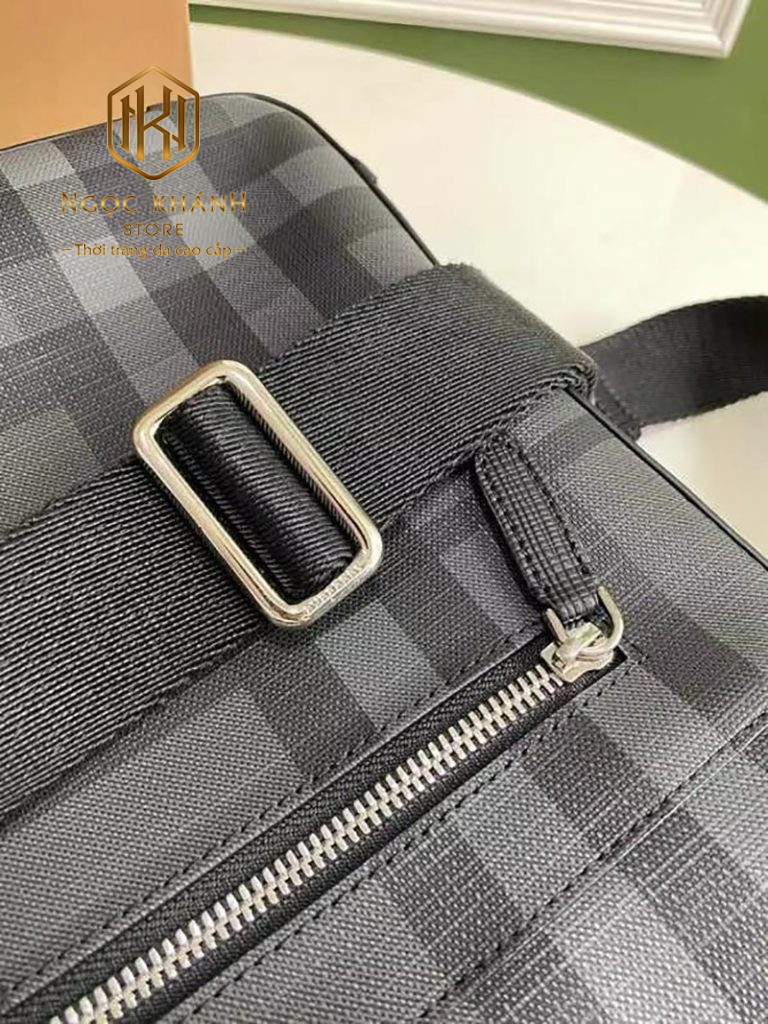 Tui deo cheo nam Burberry