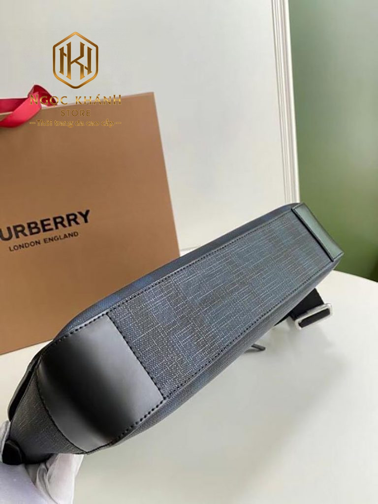 Tui deo cheo nam Burberry