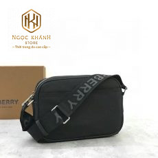 tui deo cheo nam burberry mau den hoa tiet chu trang 2