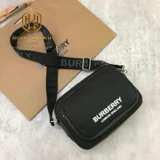 tui deo cheo nam burberry mau den hoa tiet chu trang 4