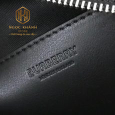 tui deo cheo nam burberry mau den hoa tiet chu trang 8