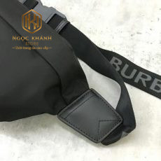 Tui deo ngang nam Burberry