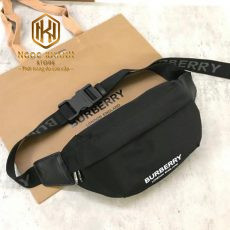 tui deo ngang nam burberry mau den hoa tiet chu trang 3 1