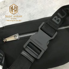 Tui deo ngang nam Burberry