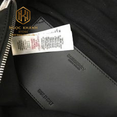 Tui deo ngang nam Burberry