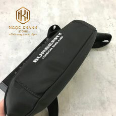 tui deo ngang nam burberry mau den hoa tiet chu trang4