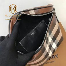 tui deo ngang nam burberry mau nau hoa tiet ke logo 2