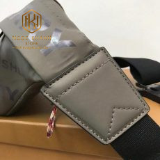 tui deo ngang nam burberry mau xanh hoa tiet in chu bong 2