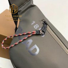 tui deo ngang nam burberry mau xanh hoa tiet in chu bong 3