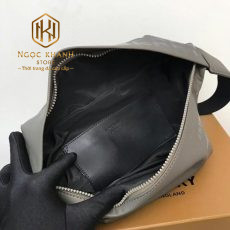 tui deo ngang nam burberry mau xanh hoa tiet in chu bong 7