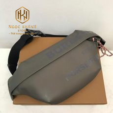 tui deo ngang nam burberry mau xanh hoa tiet in chu bong 9