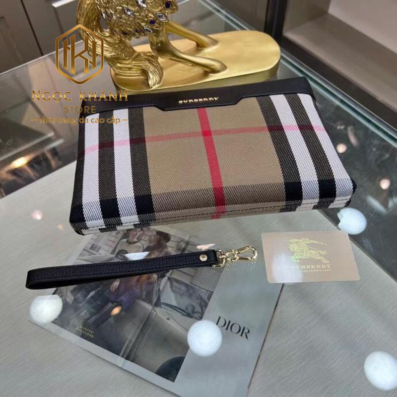vi nam burberry cam tay mau nau hoa tiet ke soc 2 1