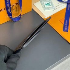 vi nam louis vuitton dung the mau den hoa tiet da taiga logo chim 2