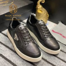 giay nam prada mau den da li hoa tiet logo tam giac canh 3