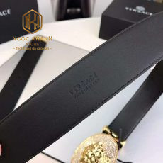 that lung versace nam day den mat khoa logo hinh thoi vang dinh da 2