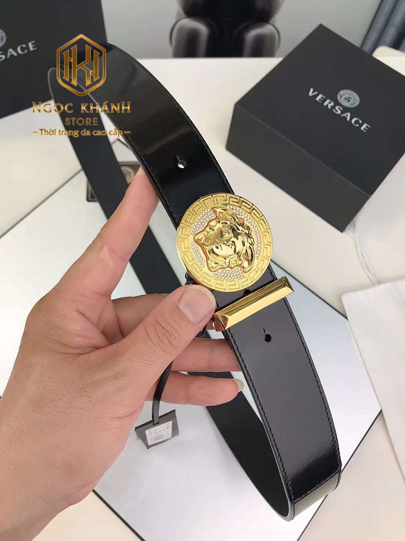 that lung versace nam day den mat khoa logo hinh tron vang dinh da 1 1