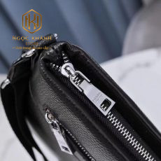 tui deo cheo nam prada mau den da nhan hoa tiet ke soc 3