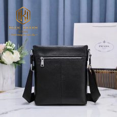 tui deo cheo nam prada mau den da nhan hoa tiet ke soc 5