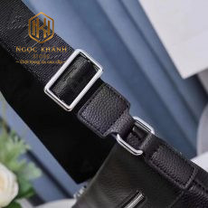 tui deo cheo nam prada mau den da nhan hoa tiet ke soc 6