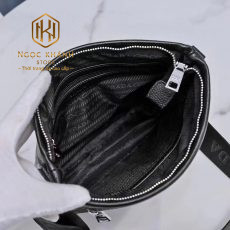 tui deo cheo nam prada mau den da nhan hoa tiet ke soc 7