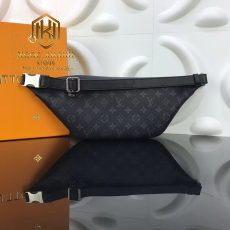 Tui deo cheo Louis Vuitton truoc nguc hoa tiet hoa den TNLV22 2 1