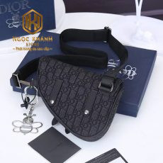 tui deo cheo dior mau den hoa tiet logo dang yen ngua 1 1