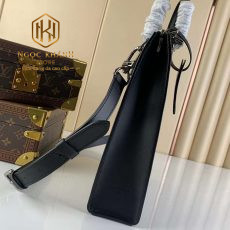 tui xach nam louis vuitton mau den hoa tiet hoa logo quai xach dang dung 6